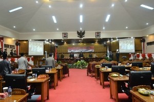 Sidang paripurna di kantor DPRD Tanjab Barat